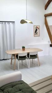 uma mesa e cadeiras numa sala de estar em Victoire Opale 202 climatisé hôtel de ville em Saint-Dizier