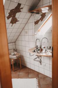 La salle de bains est pourvue de 2 lavabos et d'un miroir. dans l'établissement Kultur Weingut Kästenburg, à Ratsch an der Weinstraße