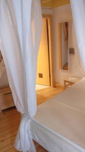 Llit o llits en una habitació de Casinhas de S. Francisco T1 Amêndoa by LovelyStay