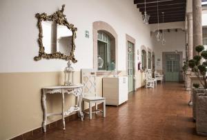 um quarto com mobiliário branco e um espelho na parede em Casa Jose Maria em Morelia