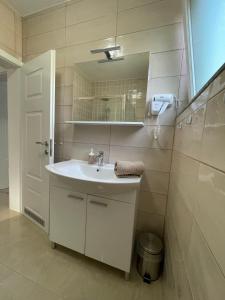 A bathroom at Opatovina
