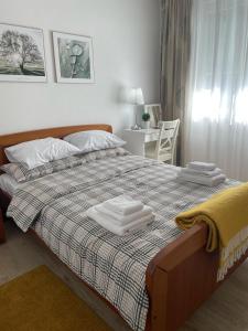 Topusko的住宿－Opatovina，一间卧室配有一张床,上面有两条毛巾