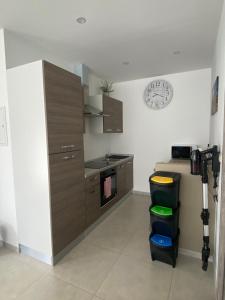 O bucătărie sau chicinetă la 1-E Bel appart spacieux climatisé parking privé gratuit sur demande