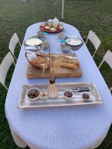 una mesa azul con una bandeja de comida. en Villa Mandala en Thury