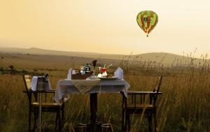 una mesa en un campo con un globo de aire caliente en Muthu Keekorok Lodge, Maasai Mara, Narok en Keekorok