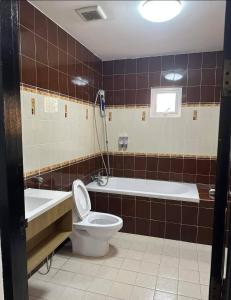 a bathroom with a toilet and a tub and a sink at Pattaya 6 bedroom pool villa in Jomtien Beach