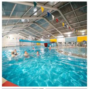 Swimmingpoolen hos eller tæt på Blue Skies