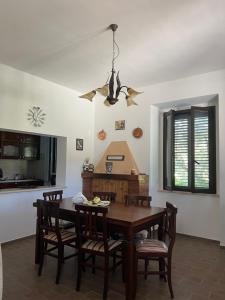 a dining room with a wooden table and chairs at Villa Rosaria in Tollo
