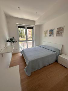 una camera bianca con un letto e una finestra di Panama Room Arechi a Salerno