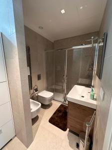 ein Bad mit einer Dusche, einem WC und einem Waschbecken in der Unterkunft Panama Room Arechi in Salerno