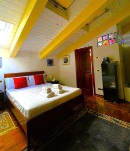 1 dormitorio con 1 cama grande en una habitación en Ego' Residence Ferrara en Ferrara