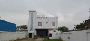 バラナシにあるBhardwaj Darbarの白い建物