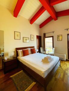una camera da letto con un grande letto con travi rosse di Ego' Residence Ferrara a Ferrara