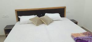 Postel nebo postele na pokoji v ubytování Bhardwaj Darbar