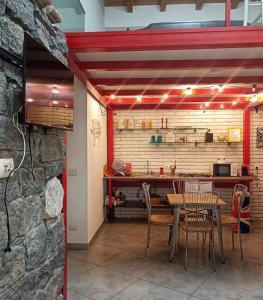 ein Esszimmer mit Tisch und Stühlen in der Unterkunft Loft House in Catania