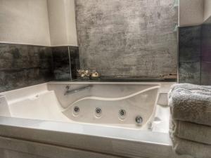 een wit bad in de badkamer bij Loft House in Catania
