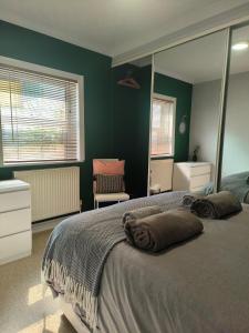 1 dormitorio con 1 cama grande y paredes verdes en Southsea Historic Gem - Elegant Apartments, en Portsmouth