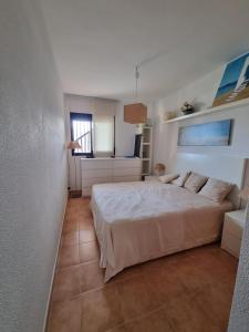 1 dormitorio con 1 cama blanca grande en una habitación en Ático en Moncofar playa, en Chilches