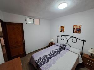 1 dormitorio con 1 cama con colcha en blanco y negro en BLANCO, en Las Playitas