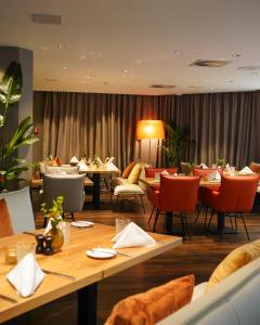 a dining room with tables and chairs in a restaurant at Boston Apartments HH in Hamburg