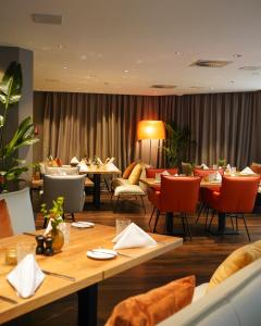 une salle à manger avec des tables et des chaises dans un restaurant dans l'établissement Boston Apartments HH, à Hambourg