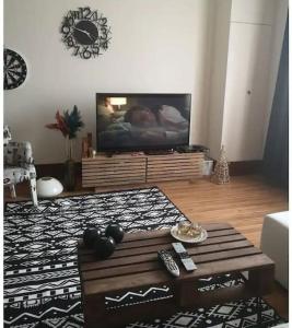 a living room with a television and a coffee table at Eltes Gold Residance in Umraniye