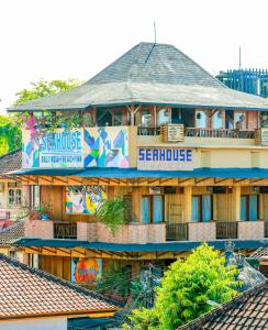 een gebouw met een bord voor een resort bij Seahouse Bali Indah Beach Inn in Kuta