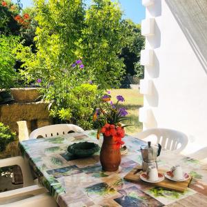 a table with a vase of flowers on a table at Casa nel Salento da Nico in Matino