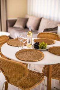 - une table blanche avec des verres à vin et des raisins dans l'établissement Może morze, à Kołobrzeg