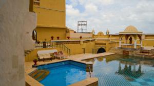 Heritage Khirasara Palace في راجكوت: حمام سباحة على سطح مبنى