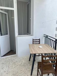 una mesa de madera y sillas frente a una puerta en Sioni Resort, en Sioni