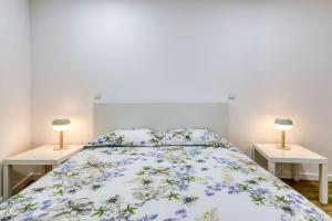 Un dormitorio con una cama con una colcha floral. en Cosy flat, Braga city center, en Braga