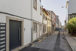een lege straat met een deur aan de zijkant van een gebouw bij Cosy flat, Braga city center in Braga