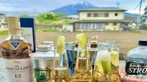 富士河口湖的住宿－貸別荘 ウサギの郷，坐在桌子上的一组酒瓶