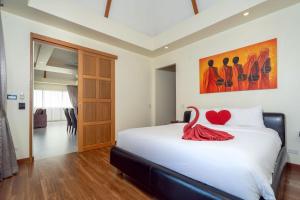 ラワイビーチにあるNew Boutique Pool Villa Sequoia Close to Rawai and Naiharn Beachのベッドルーム1室(赤い白鳥のベッド1台付) +19枚の写真