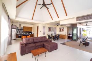 ラワイビーチにあるNew Boutique Pool Villa Sequoia Close to Rawai and Naiharn Beachのソファとテーブルのあるリビングルーム
