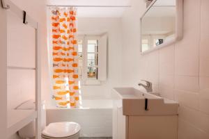 Bilik mandi di Lets Holidays COZY HOUSE in the CENTER of TOWN +33 gambar