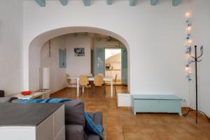 uma sala de estar com um sofá e uma mesa em Lets Holidays COZY HOUSE in the CENTER of TOWN em Tossa de Mar