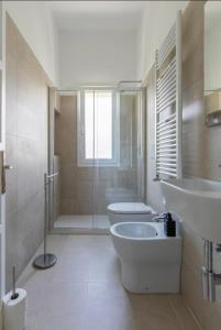 La salle de bains est pourvue d'un lavabo, de toilettes et d'une douche. dans l'établissement Spacious House Venice Lido near ferry and the sea, sur le Lido de Venise