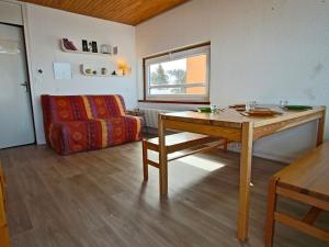 シャンルッスにあるAppartement Chamrousse, 2 pièces, 4 personnes - FR-1-340-3のリビングルーム(テーブル、ソファ付)