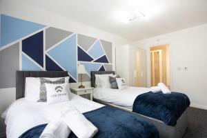 twee bedden naast elkaar in een slaapkamer bij 30 Percent Off Monthly Stays - Free Parking - Sky & Netflix in Borehamwood