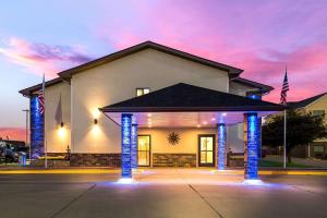 ein Gebäude mit blauen Lichtern davor in der Unterkunft Quality Inn Galesburg near US Highway 34 and I-74 in Galesburg