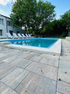 una piscina con tumbonas junto a una casa en Sioni Resort, en Sioni