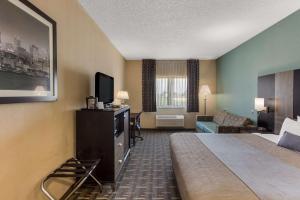ein Hotelzimmer mit einem Bett und einem TV in der Unterkunft Quality Inn Galesburg near US Highway 34 and I-74 in Galesburg