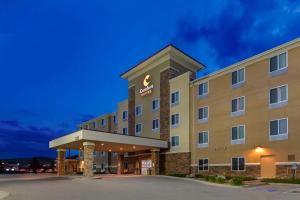 una representación de un hotel por la noche en Comfort Suites Conference Center Rapid City, en Rapid City