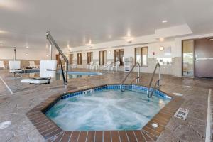 拉皮德城的住宿－Comfort Suites Conference Center Rapid City，热水浴池位于客房中间