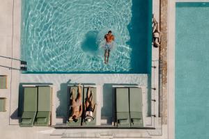 Bazén v ubytování Paralos Venus Suites Adults Only nebo v jeho okolí
