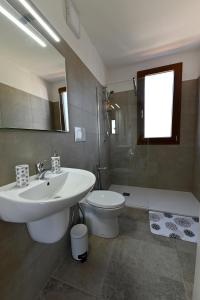 La salle de bains est pourvue d'un lavabo, de toilettes et d'une douche. dans l'établissement Boara Resort, à Mottola