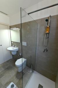 een badkamer met een douche, een toilet en een wastafel bij Boara Resort in Mottola +24 foto's