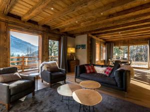 un salon avec un canapé et une table dans l'établissement Chalet luxueux 4****, calme, proche pistes ski, 10 pers, WiFi, parking - FR-1-304-196, à La Clusaz
